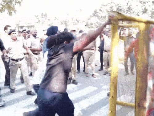 पंजाब यूनिवर्सिटी  में प्रदर्शन, पुलिस का लाठीचार्ज