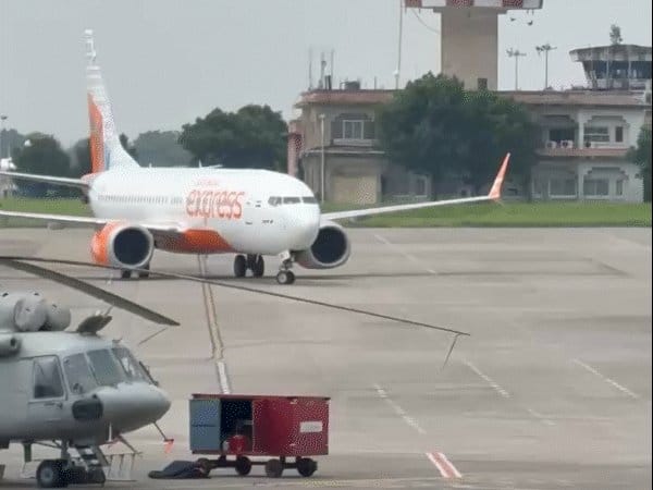 इंदौर में एयर इंडिया  की फ्लाइट टेकऑफ से पहले रोकी, 5 घंटे इंतजार