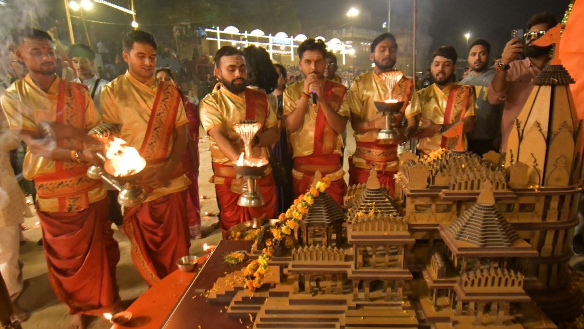 अयोध्या में ध्वजारोहण  पर काशी में महाआरती और दीपोत्सव
