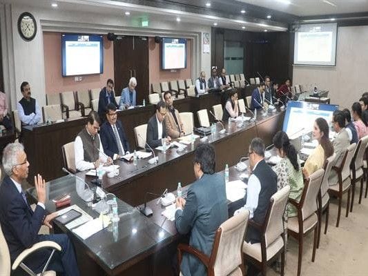 मुख्य सचिव जैन  ने कानून व्यवस्था और हेलमेट अभियान पर दिया जोर