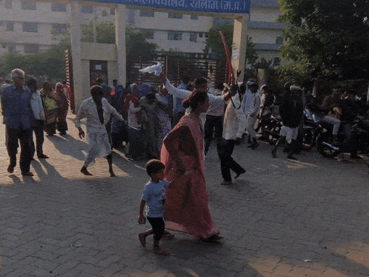 रतलाम मेडिकल कॉलेज  में ग्रामीणों ने की पूजा, आत्मा लेने पहुंचे