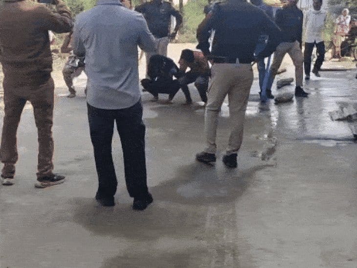 भोपाल में बदमाशों  का जलूस, पुलिस ने अर्ध नग्न कर घुमाया