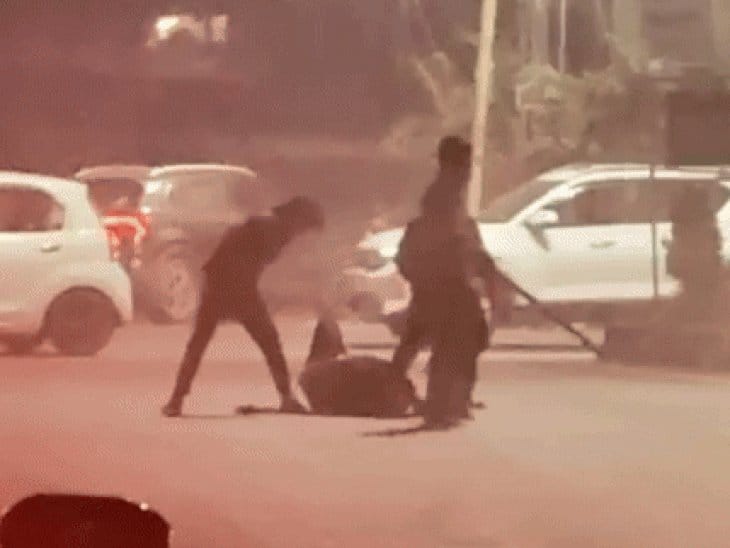 भोपाल में युवक पर सरेराह जानलेवा हमला