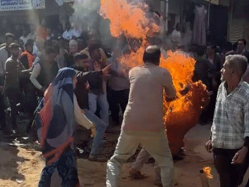 देवास में अतिक्रमण कार्रवाई के दौरान दंपती ने लगाई आग