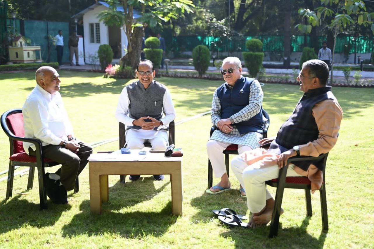 संगठन के त्रिदेव के साथ पूर्वमुख्यमंत्री.. मध्य प्रदेश भाजपा संगठन के नीति निर्धारक प्रदेश अध्यक्ष हेमंत खंडेलवाल, संगठन महामंत्री हितानंद शर्मा और क्षेत्रीय संगठन महामंत्री अजय जामवाल के साथ पूर्व मुख्यमंत्री शिवराज सिंह चौहान की मुलाकात..