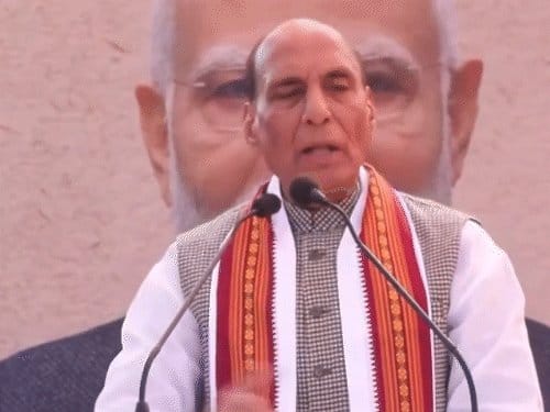 वडोदरा में राजनाथ का आरोप: नेहरू बाबरी मस्जिद पर सरकारी खर्च चाहते थे, पटेल ने रोका