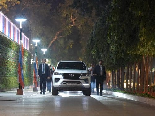 PM मोदी ने एयरपोर्ट पर पुतिन को रिसीव कर दिया रेड कार्पेट वेलकम