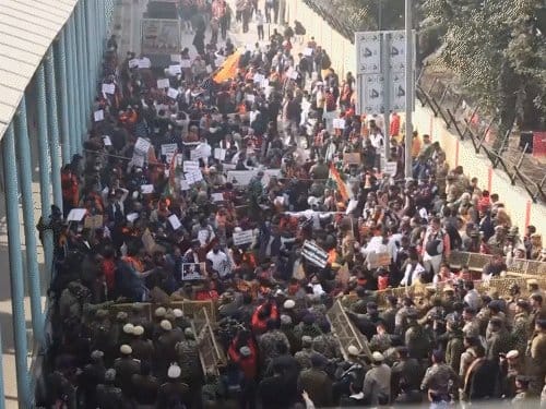 दिल्ली में VHP प्रदर्शन, बांग्लादेश संग तनाव तेज