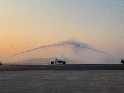 नवी मुंबई एयरपोर्ट से शुरू हुई कॉमर्शियल उड़ानें, पहली फ्लाइट को मिला वॉटर सैल्यूट