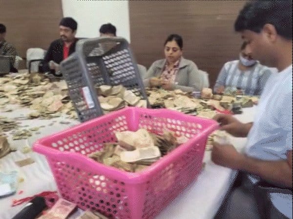 खजराना गणेश मंदिर की दानपेटियों से निकले पौने दो करोड़, विदेशी करेंसी-आभूषण भी
