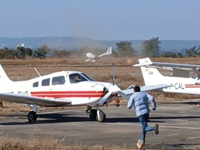 सागर की ढाना एयरपट्‌टी पर ट्रेनर एयरक्राफ्ट क्रैश