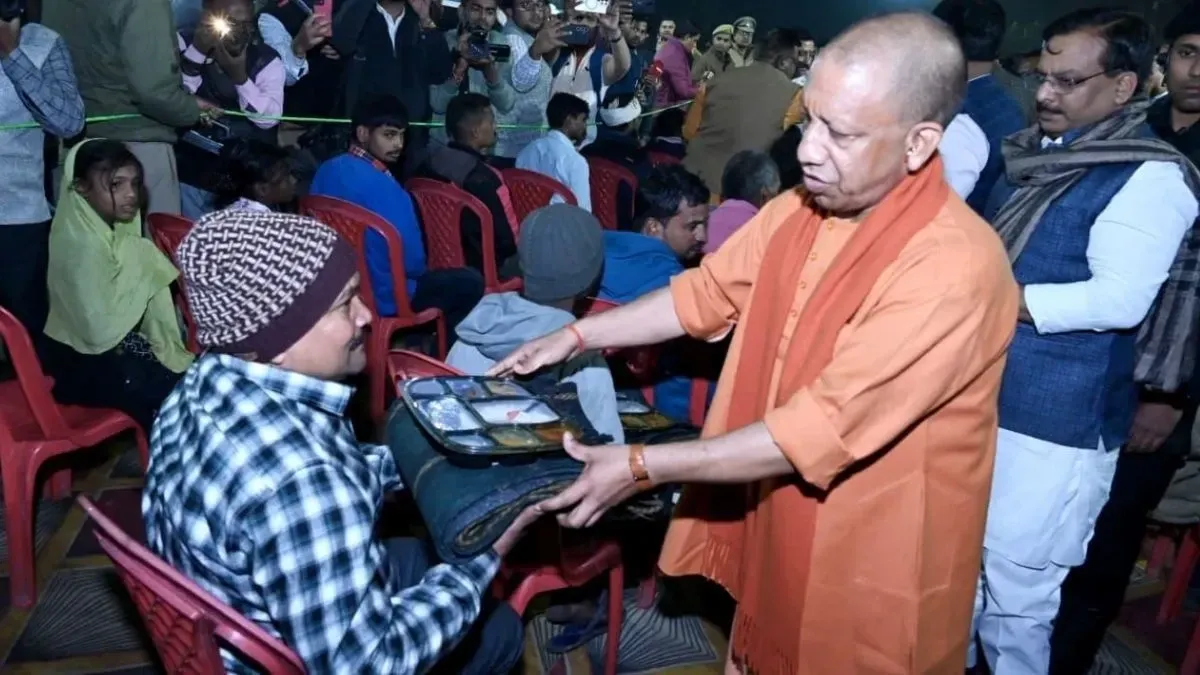 कड़ाके की ठंड में योगी सरकार सक्रिय, CM ने रैन बसेरों का रात में निरीक्षण किया