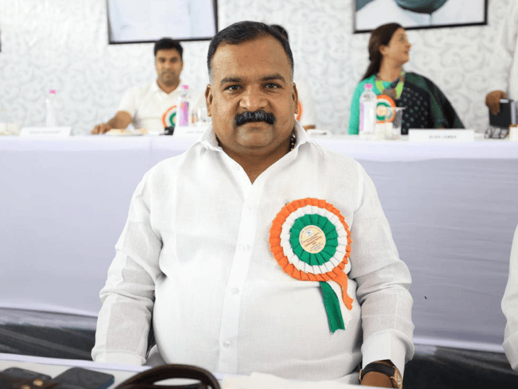 आरएसएस की तारीफ पर दिग्विजय घिरे, कांग्रेस-BJP आमने-सामने