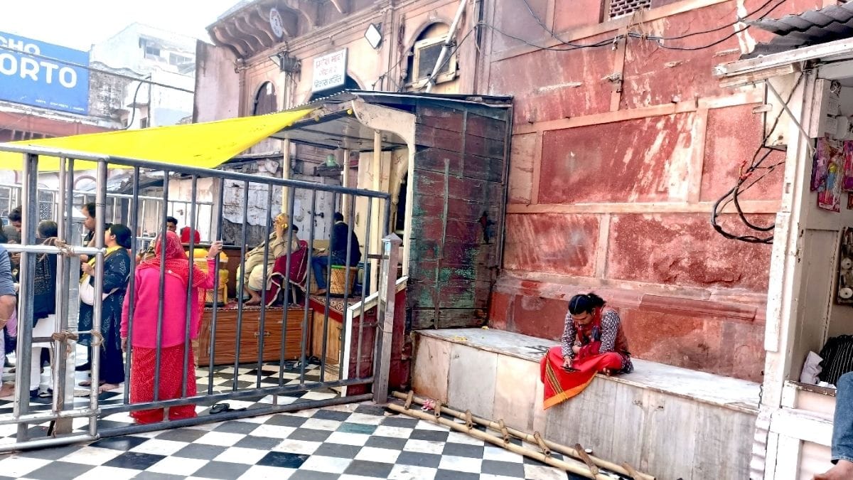 बांके बिहारी मंदिर चबूतरे से अतिक्रमण हटाने की तैयारी, सेवायत गद्दी पर सवाल