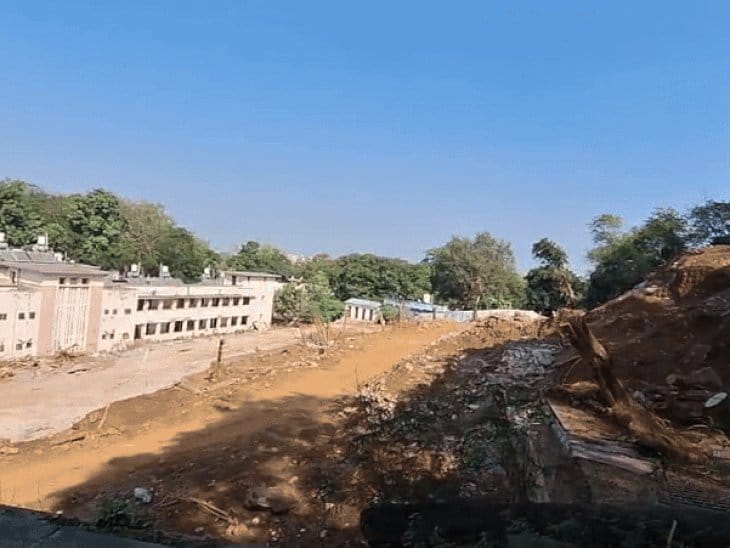 मध्यप्रदेश विधानसभा में चंदन पेड़ कटाई कांड, बाउंड्रीवॉल टूटी और पुलिस सोती मिली