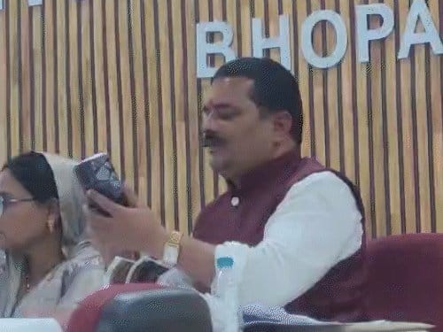 भोपाल जिला पंचायत बैठक में प्रतिनिधियों की एंट्री पर विवाद, अफसरों को घेरा