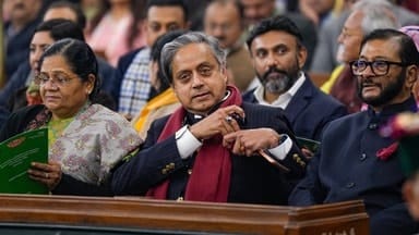 शशि थरूर पर दलबदल अटकलें तेज, दुबई में माकपा से बातचीत से इनकार