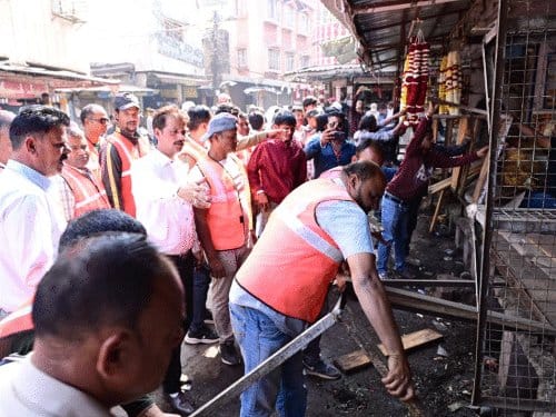 भोपाल पुराने शहर में 6 घंटे की अतिक्रमण कार्रवाई, 9 ट्रक सामान जब्त
