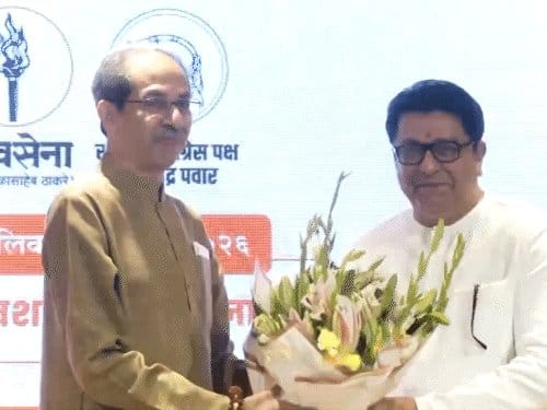 उद्धव ने महायुति पर हमला राज ठाकरे 20 साल बाद शिवसेना भवन पहुंचे