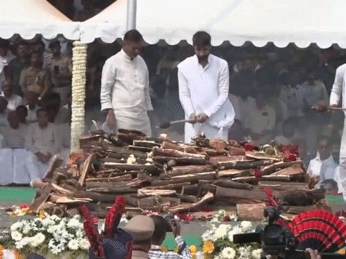 अजित पवार का अंतिम संस्कार: पत्नी ने चढ़ाया गंगाजल, बेटों ने दी मुखाग्नि; अमित शाह समेत कई दिग्गजों ने दी श्रद्धांजलि