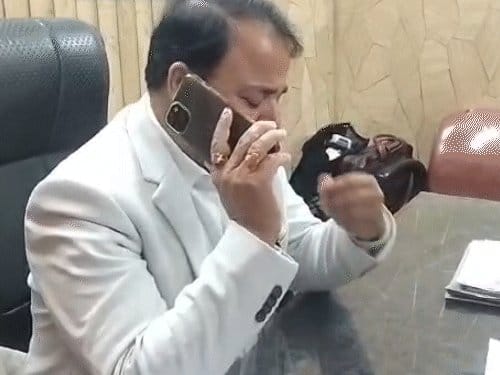 अयोध्या GST अधिकारी का इस्तीफा, योगी पर टिप्पणी से आहत, शंकराचार्य विवाद तेज