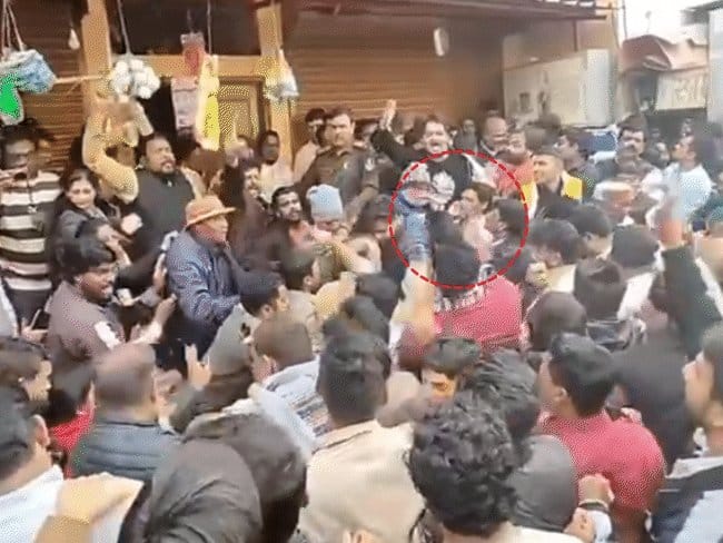 इंदौर दूषित पानी कांड पर सियासी संग्राम, सज्जन वर्मा पर चप्पल-चूड़ियां फेंकी गईं