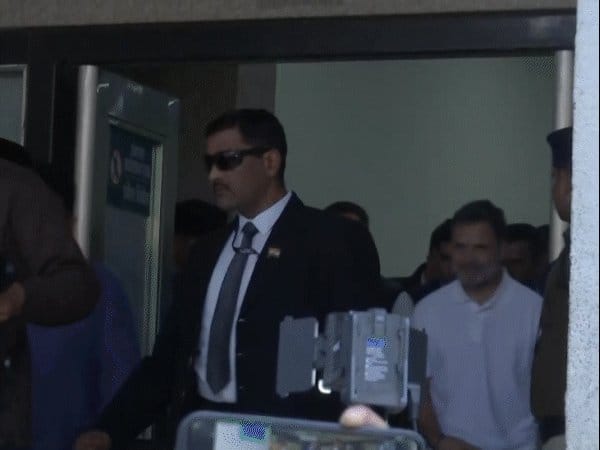 इंदौर में राहुल गांधी ने दूषित जल पीड़ितों से मिले, मृतकों के परिजन को आर्थिक सहायता