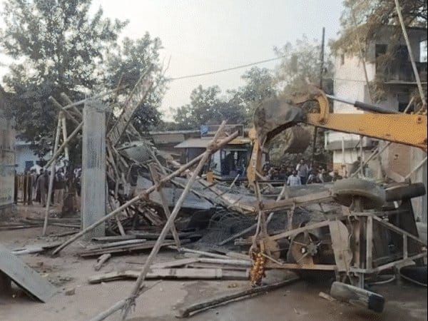 धौर्रा हनुमान मंदिर का गेट गिरा, एक मजदूर की मौत तीन गंभीर घायल