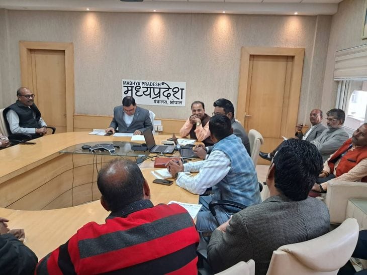एमपी सरकार लाएगी कर्मचारियों के लिए कैशलेस हेल्थ स्कीम, 4 स्लैब में कटेगा प्रीमियम