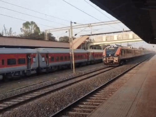 पहली वंदे भारत स्लीपर गुवाहाटी-कोलकाता के बीच, बुलेट ट्रेन 2027 से