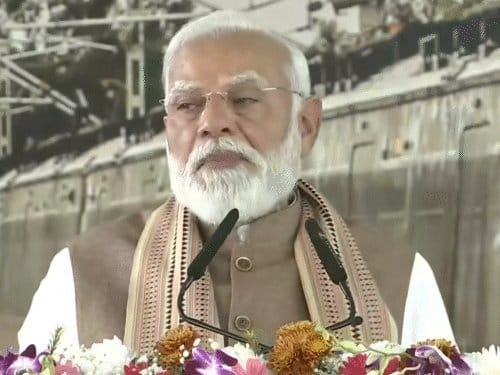 मेरठ  में  PM मोदी  ने किया  रैपिड-मेट्रो  का उद्घाटन,  कांग्रेस  पर  'नंगी राजनीति'  को लेकर साधा निशाना।