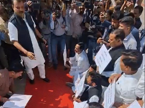 MP विधानसभा में कांग्रेस का ट्रंप-मोदी मुखौटे पहनकर फ्री ट्रेड एग्रीमेंट के खिलाफ प्रदर्शन