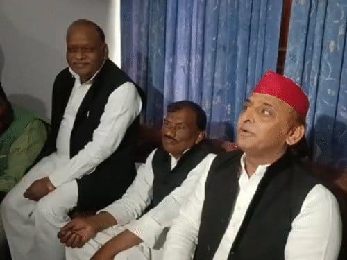 अखिलेश यादव  का सरकार पर वार:  अमेरिकी डील  से  मुंह सील ,  डिप्टी CM  शंकराचार्य का सम्मान नहीं बचा सकते