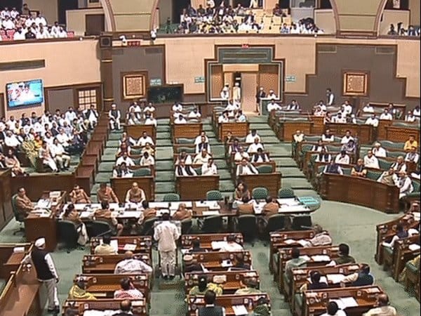 MP में CAG रिपोर्ट ने खोली सरकार की पोल: वक्फ बोर्ड का कब्जा, सड़कों-कॉलोनियों में करोड़ों की धांधली
