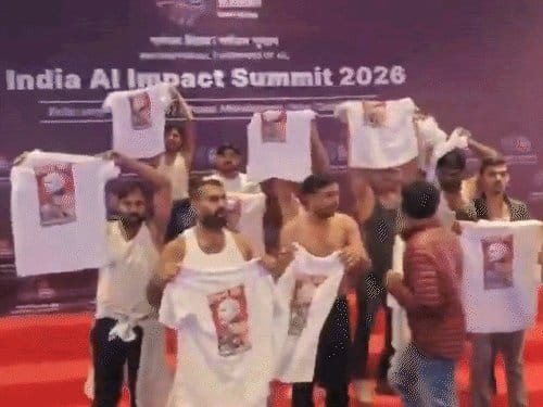 AI समिट में यूथ कांग्रेस का टी-शर्ट उतारकर प्रदर्शन: भारत मंडपम में मोदी विरोधी नारे