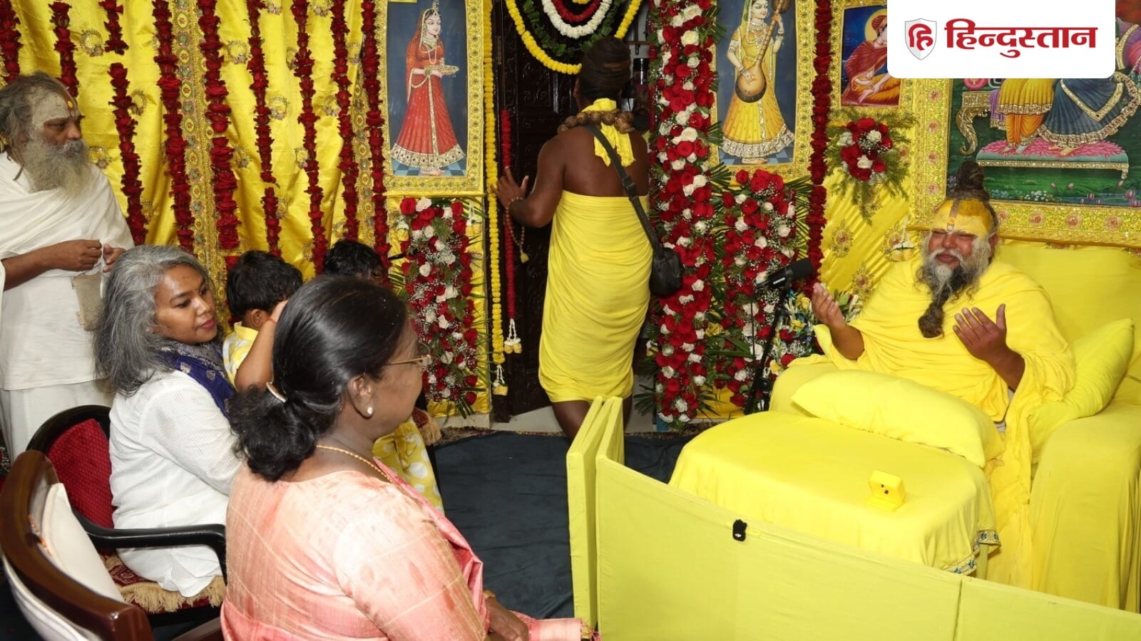 राष्ट्रपति मुर्मू ने वृंदावन में प्रेमानंद महाराज से लिया आशीर्वाद