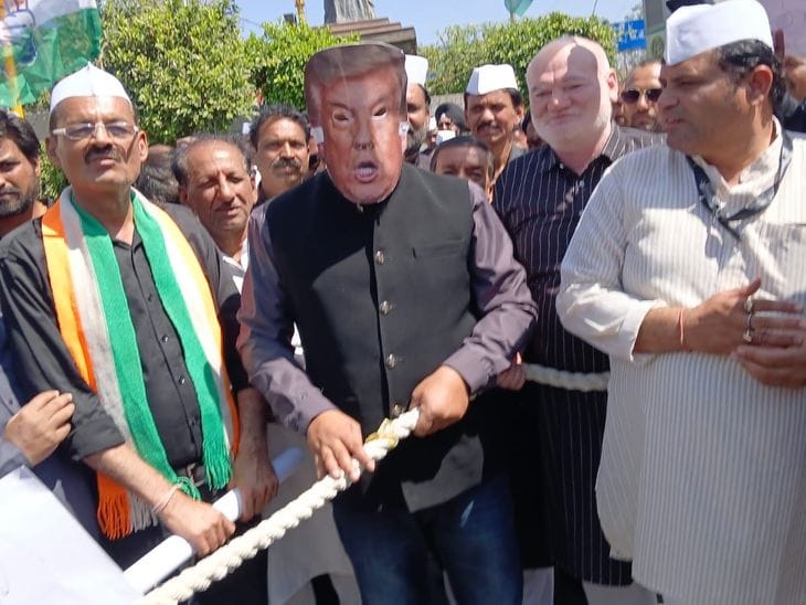 देवास में कांग्रेस  ने  भारत-अमेरिका ट्रेड डील  का किया  विरोध ,  ट्रंप का मुखौटा  पहनकर  मानव श्रृंखला  बनाई।