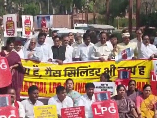 लोकसभा में एलपीजी संकट पर विपक्ष का हंगामा, स्पीकर बिरला की वापसी पर राहुल गांधी का मोदी सरकार पर हमला