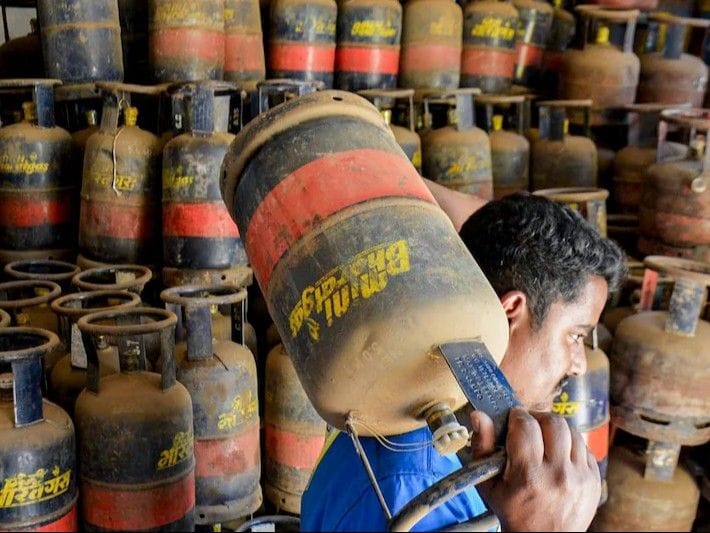 देश में  कॉमर्शियल गैस  संकट:  होटल-रेस्टोरेंट  बंद होने की नौबत, सरकार ने  आवश्यक वस्तु अधिनियम  लागू किया