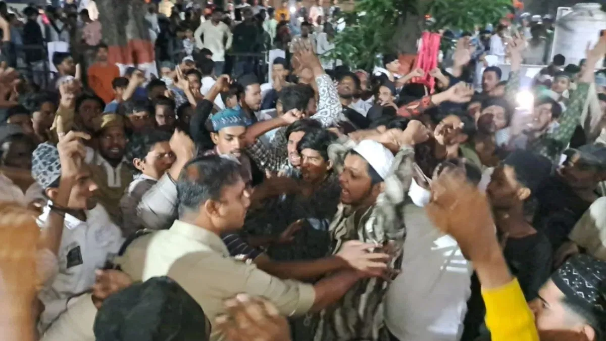 खंडवा में धर्मगुरु पर आपत्तिजनक टिप्पणी को लेकर बवाल, थाने पर पथराव, युवती से मारपीट