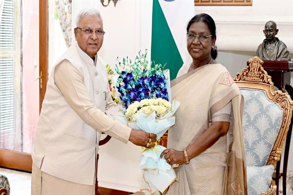 राष्ट्रपति मुर्मू से राज्यपाल मंगुभाई पटेल की शिष्टाचार भेंट, बौद्ध अवशेषों की वापसी पर दी जानकारी