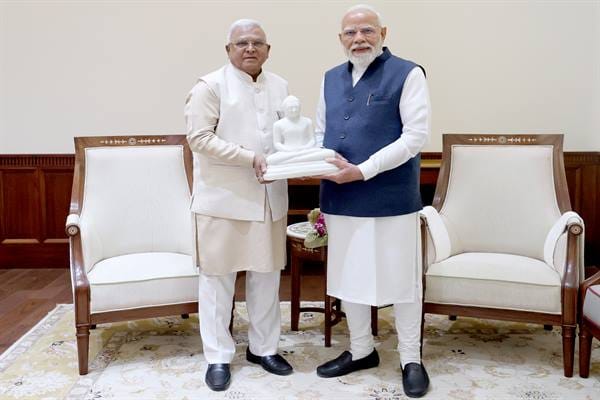 एमपी राज्यपाल  पटेल ने  पीएम मोदी  को  बुद्ध प्रतिमा  भेंट कर  राज्य प्रगति  बताई.