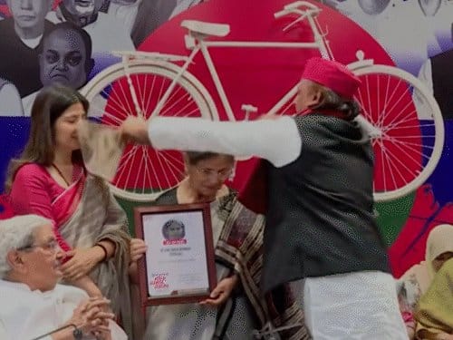 अखिलेश का योगी सरकार पर तंज: बनी सरकार तो महिलाओं को 40 हजार देंगे, भाजपा पैसे देकर फिल्में बनवा रही