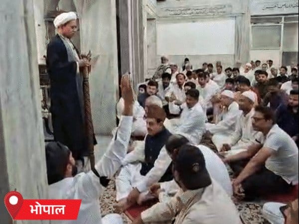 भोपाल में ईद  की नमाज़ के बाद लगे  अमेरिका-इजरायल मुर्दाबाद  के नारे;  शिया समुदाय  ने काली पट्टी बांधकर किया विरोध