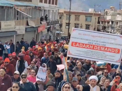 लद्दाख में पूर्ण राज्य और छठी अनुसूची की मांग पर विशाल प्रदर्शन, लेह-कारगिल बंद