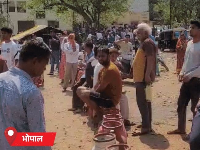 एमपी में  LPG संकट :  रायसेन  में चक्काजाम,  डॉक्टर बोले - खाली पेट करेंगे ड्यूटी