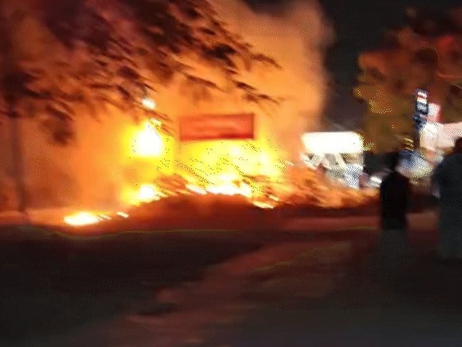 भोपाल में  कटारा हिल्स  आग:  रजाई-गद्दे की दुकान  राख,  दमकल 45 मिनट देरी  से पहुंची