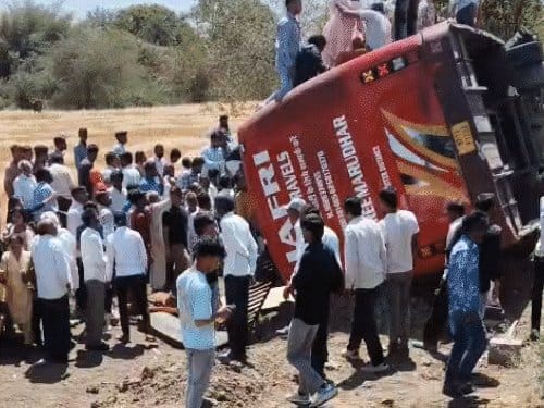 उज्जैन  में  बारातियों  से भरी  बस पलटी , 18 घायल; सड़क निर्माण के बीच ओवरटेक से हादसा