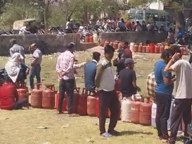 MP  में  LPG सिलेंडर  को लेकर  'पैनिक' : बुकिंग बढ़ी, सप्लाई घटी; पेट्रोल-डीजल पर्याप्त