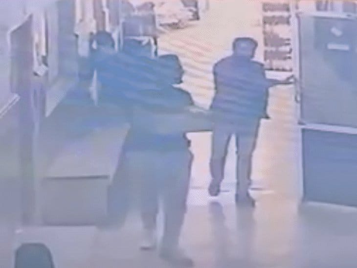 CCTV में कैद :  राज्यपाल के पोते  ले गए  CM हेल्पलाइन का CPU , फिर लौटाया